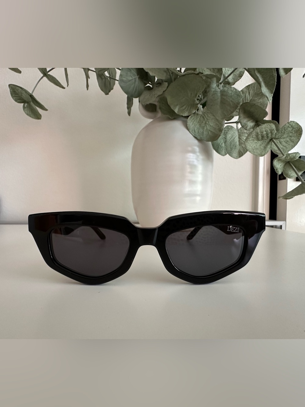 Dezi “On Read” Black Sunnies